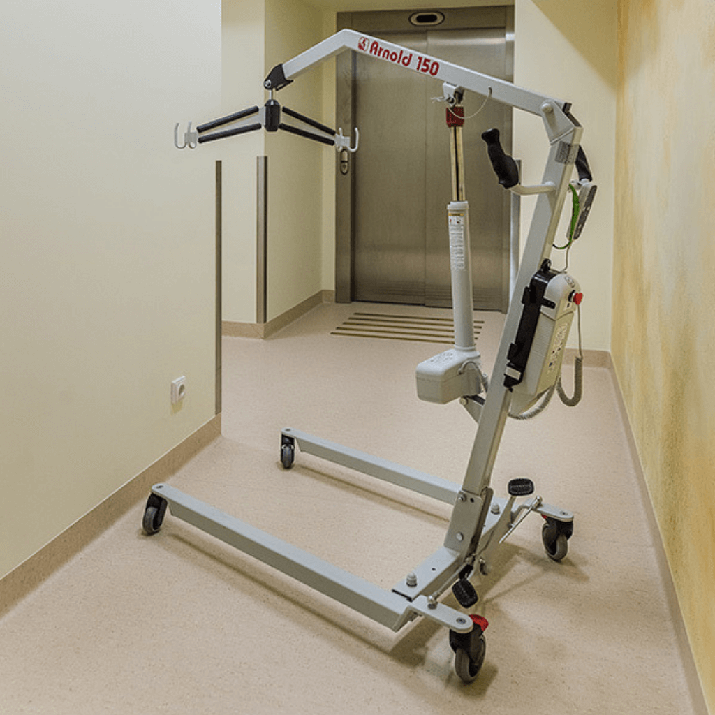 Pacientų kėlimo įrenginys globos namų koridoriuje prie lifto