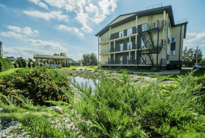 Senelių namų pastatas ir sutvarkyta lauko teritorija su tvenkiniu