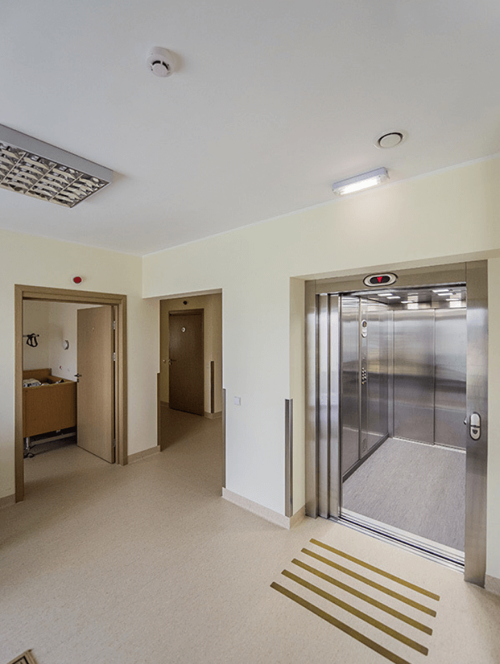 Vidaus koridorius su liftu ir įėjimais į patalpas